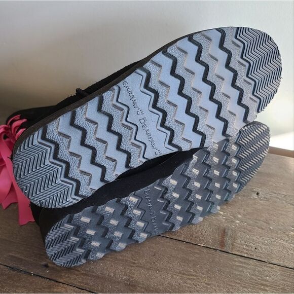 Bearpaw Carly black suede boots with embroidered flowers and satin ribbon detail - Picture 7 of 9